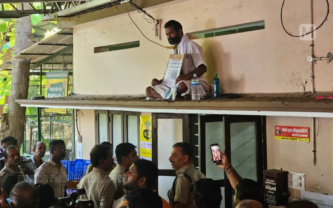 Farmer on top of  Thiruvarppu gram panchayat office.