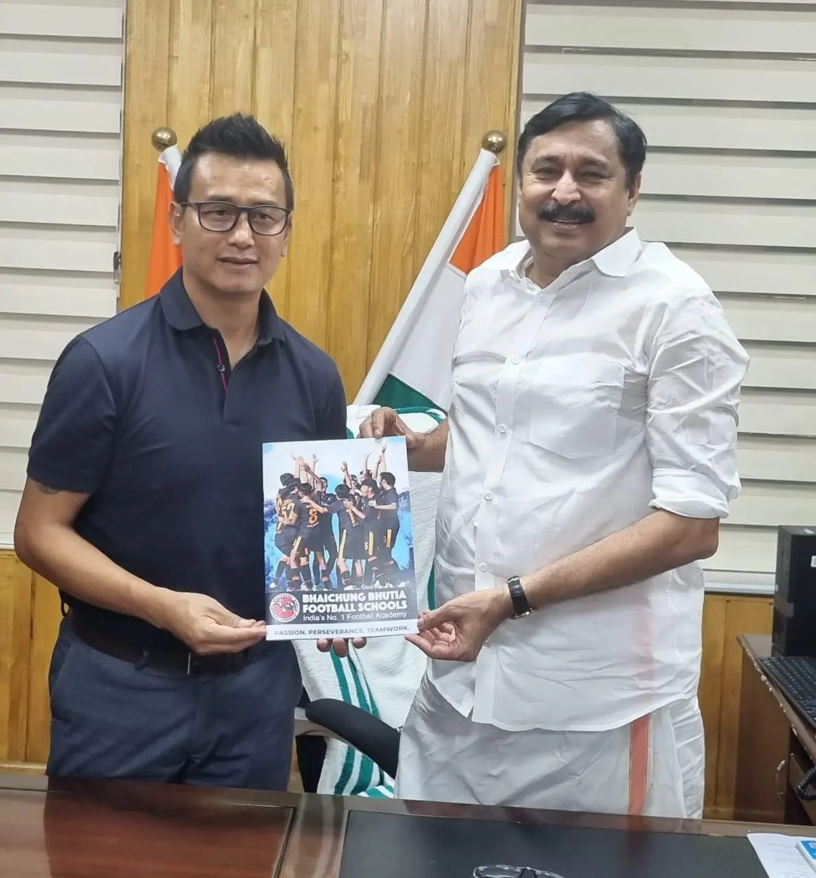 V Aburahiman (R) meets Baichung Bhutia | Photo: Facebook/VAbdurahiman