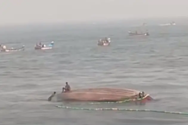 16 fishermen rescued after boat capsizes at Muthalapozhi