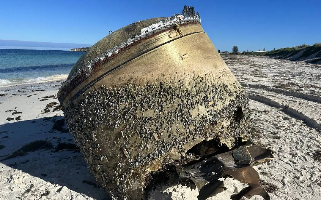 The object located on a beach near Jurien Bay in Western Australia | Photo: Twitter/AusSpaceAgency