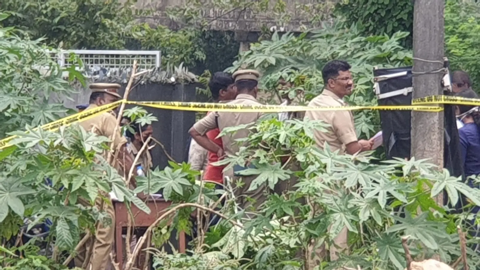 Police, other officials at crime scene behind Aluva market | Photo: Mathrubhumi/