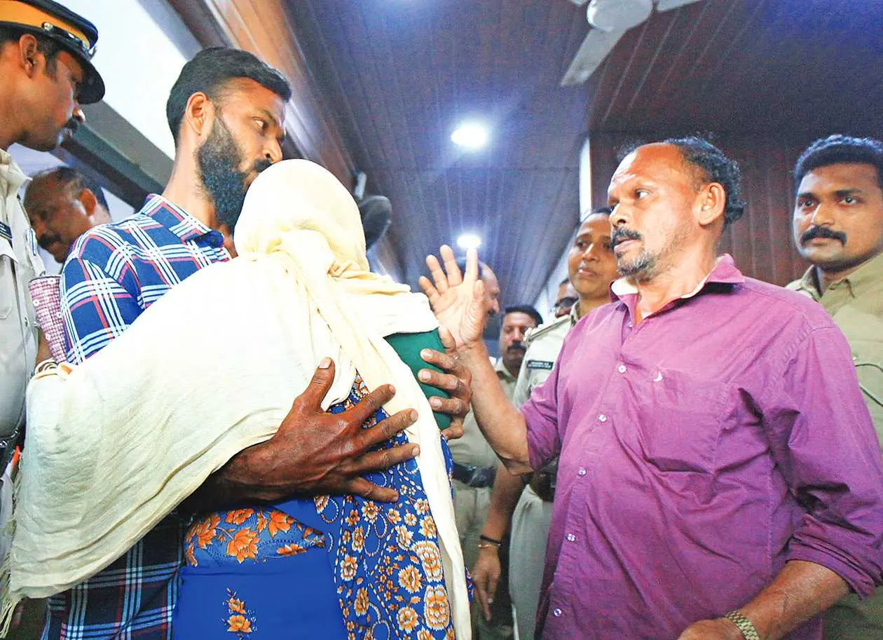 Naushad with his mother at Pathanamthitta I Photo: Mathrubhumi