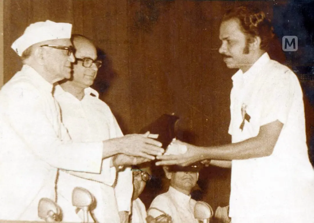 MT Vasudevan Nair receiving the National Award for best feature film 'Nirmalayam' and President's Gold medal from Fakhruddin Ali Ahmed at a function in New Delhi | Mathrubhumi Archives
