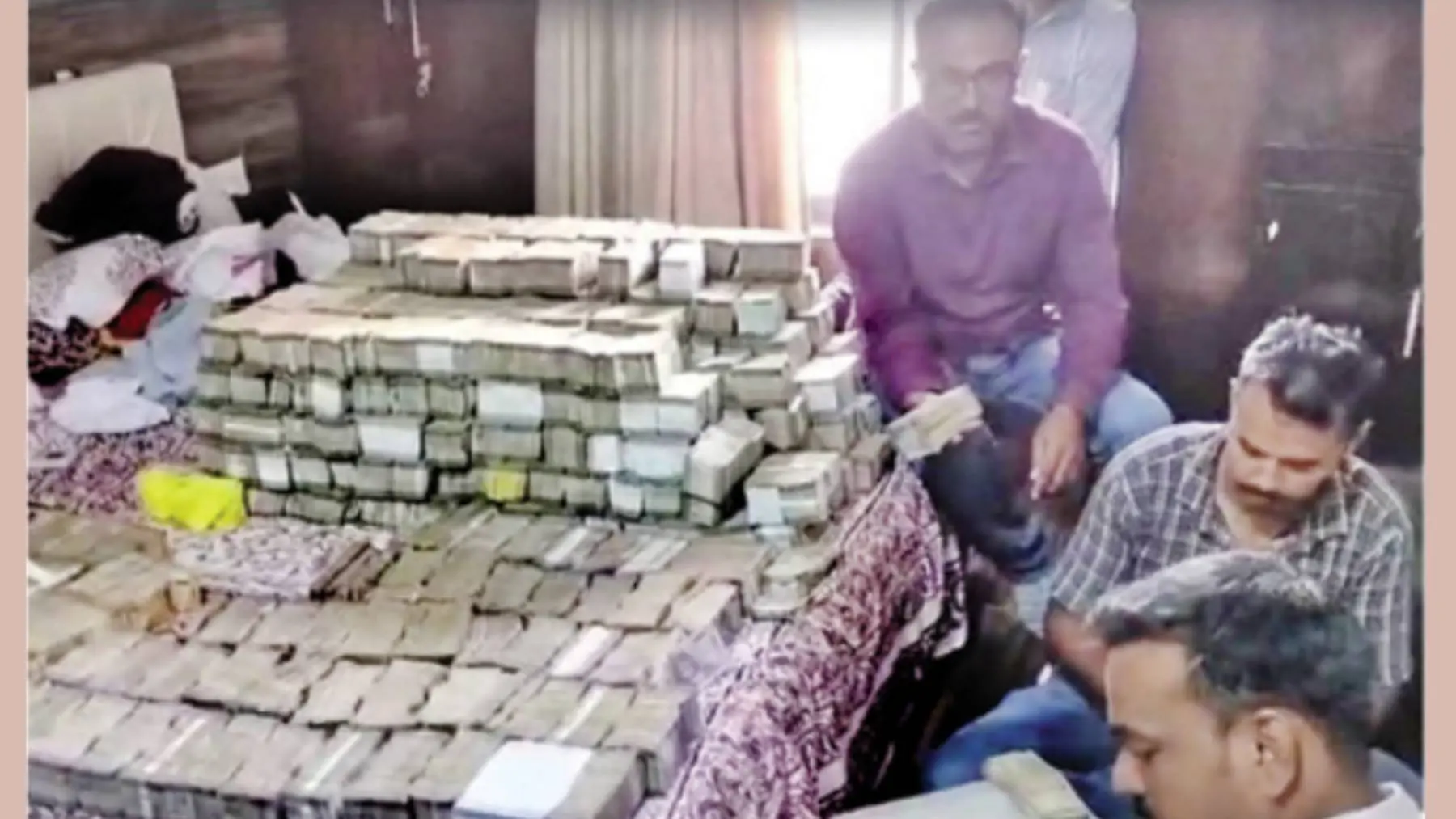 Cash recovered at Sontu Navratan Jain's residence in Nagpur.