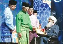 Kanthapuram receiving the award
