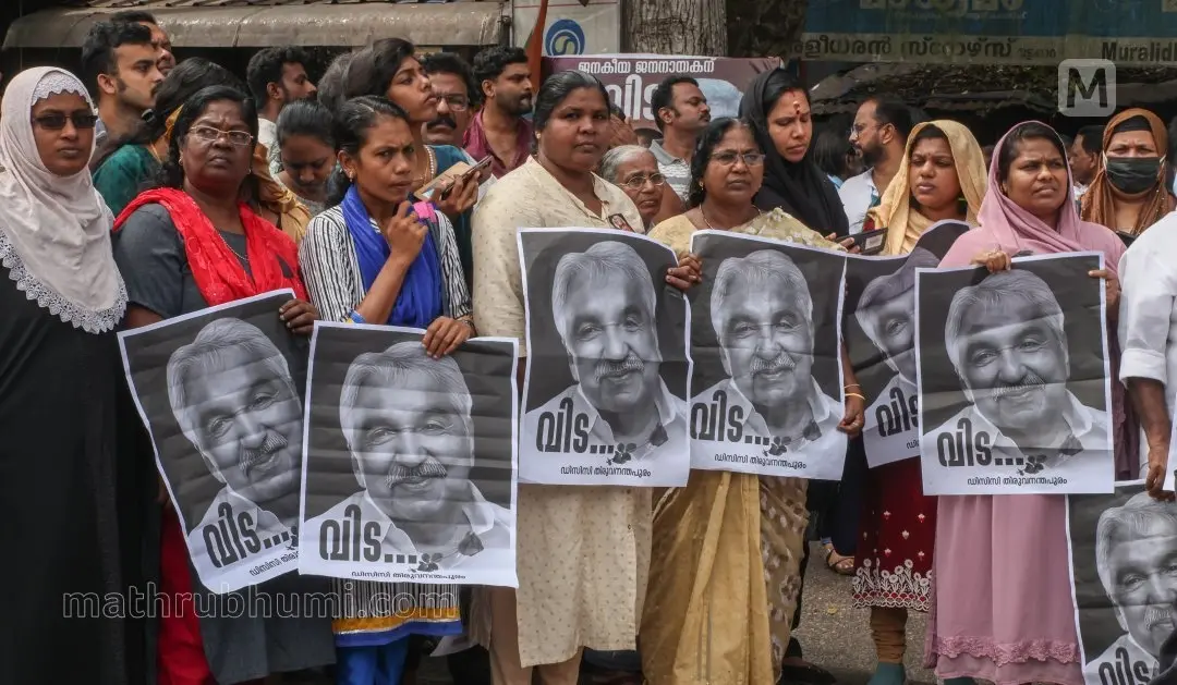 മുൻ മുഖ്യമന്ത്രി ഉമ്മൻചാണ്ടിയുടെ വിലാപയാത്ര കടന്നുവരുമ്പോൾ തിരുവനന്തപുരം വട്ടപ്പാറയിൽ കാത്തുനിൽക്കുന്ന സ്ത്രീകൾ | ഫോട്ടോ: സി.ആർ. ഗിരീഷ്കുമാർ / മാതൃഭൂമി