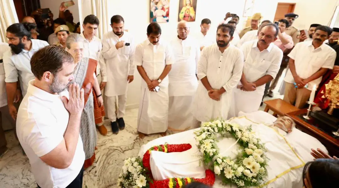 Rahul Gandhi paying last respects to Oommen Chandy. | twitter.com/INCIndia