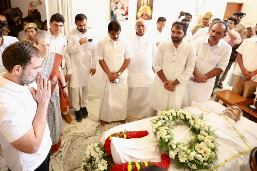 Thousands pay homage to Oommen Chandy in Thiruvananthapuram