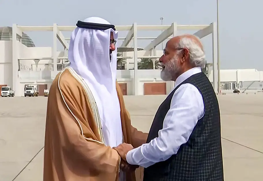 Prime Minister Narendra Modi being welcomed by UAE Crown Prince Sheikh Khaled bin Mohamed bin Zayed Al Nahyan on his arrival at Abu Dhabi Airport | Photo: ANI