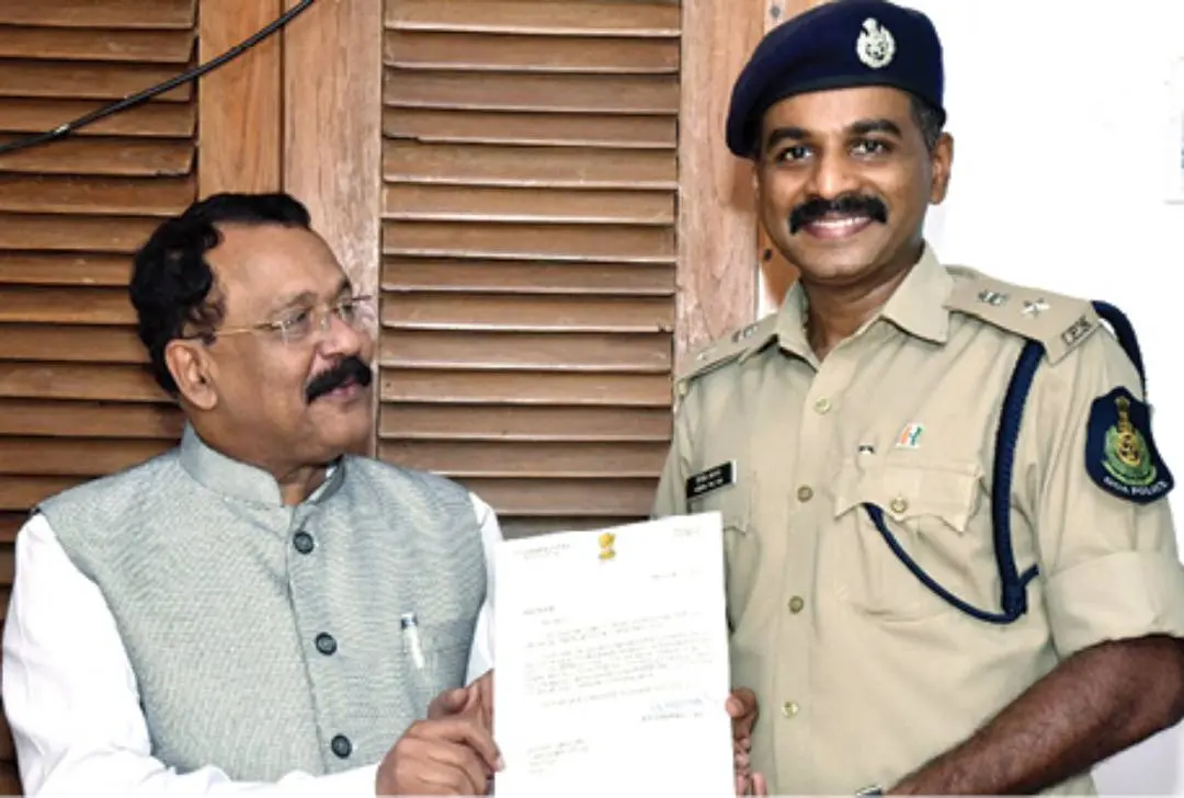 Goa Governor P.S Sreeedharan Pillai congratulating Nithin Valsan for winning Ironman title | Image: Mathrubhumi News