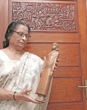 Padmarajan's wife Radhalakshmi with the sculpture created by Artist Namboothiri for 'Njan Gandharvan' | Photo: Mathrubhumi