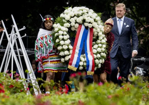 Dutch King Willem-Alexander lays a wreath at the slavery monument after apologising for the royal house's role in slavery and asked forgiveness in a speech greeted by cheers and whoops at an event to commemorate the anniversary of the country abolishing slavery in Amsterdam, Netherlands, Saturday, July 1, 2023 | Photo: AP