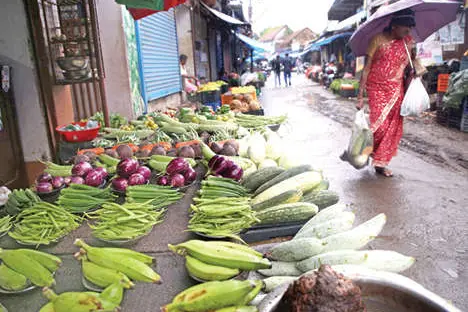Soaring vegetable prices burden consumers, small onions touch Rs 200
