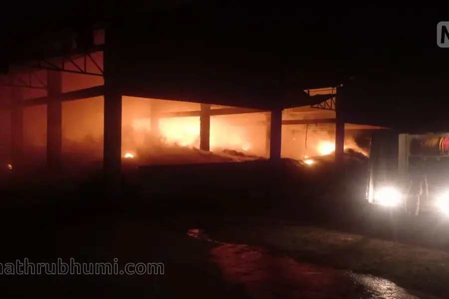 പാലക്കാട്ട് മാലിന്യസംസ്കരണ ശാലയില് തീപ്പിടിത്തം; അട്ടിമറിയെന്ന് സംശയം