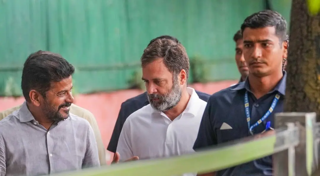 രാഹുല് ഗാന്ധിയും തെലങ്കാന കോണ്ഗ്രസ് അധ്യക്ഷന് രേവന്ദ് റെഡ്ഡിയും പാര്ട്ടി ആസ്ഥാനത്ത് |ഫോട്ടോ:PTI