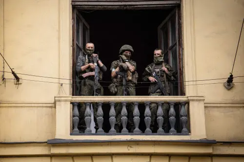 Members of Wagner group stand on the balcony of the circus building in the city of Rostov-on-Don, on June 24, 2023 | Photo: AFP