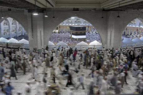 Huge crowds circle Kaaba as hajj begins in Saudi heat
