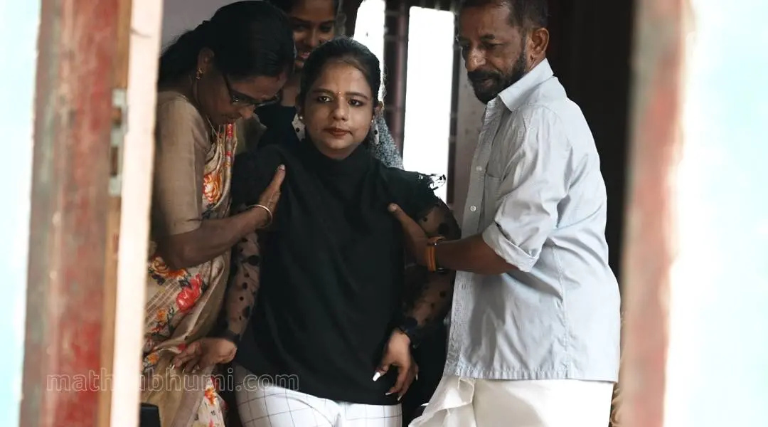 Lakshmi being helped by her father Shivaprasad and mother Rajini. | Photo: Jaivin T Xavier