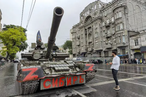 Servicemen sit in a tank with a flag of the Wagner Group military company and writing reading 'Siberia', as they guard an area at the HQ of the Southern Military District in a street in Rostov-on-Don, Russia, Saturday, June 24, 2023. Russia's security services had responded to Prigozhin's declaration of an armed rebellion by calling for his arrest. In a sign of how seriously the Kremlin took the threat, security was heightened in Moscow, Rostov-on-Don and other regions | Photo: AP