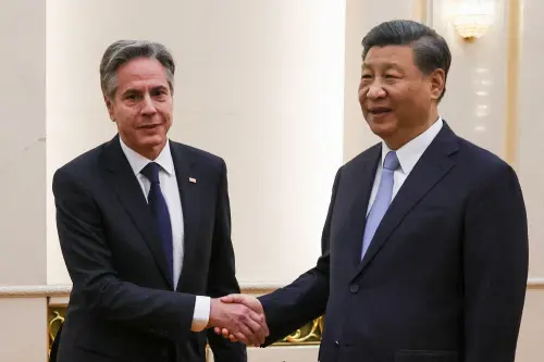 US Secretary of State Antony Blinken (L) shakes hands with China's President Xi Jinping at the Great Hall of the People in Beijing on June 19, 2023. President Xi Jinping hosted Antony Blinken for talks in Beijing on June 19, capping two days of high-level talks by the US secretary of state with Chinese officials | Photo: AFP