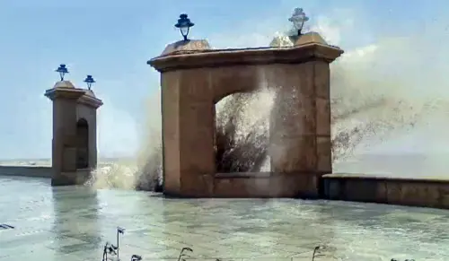 Waves of Arabian Sea hitting the coast as an effect of Cyclone Biparjoy, in Daman on Thursday | Photo: ANI
