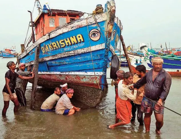 Fishermen pushing a boat to the shore ahead of the trawling ban | Photo: Mathrubhumi / KK Santhosh