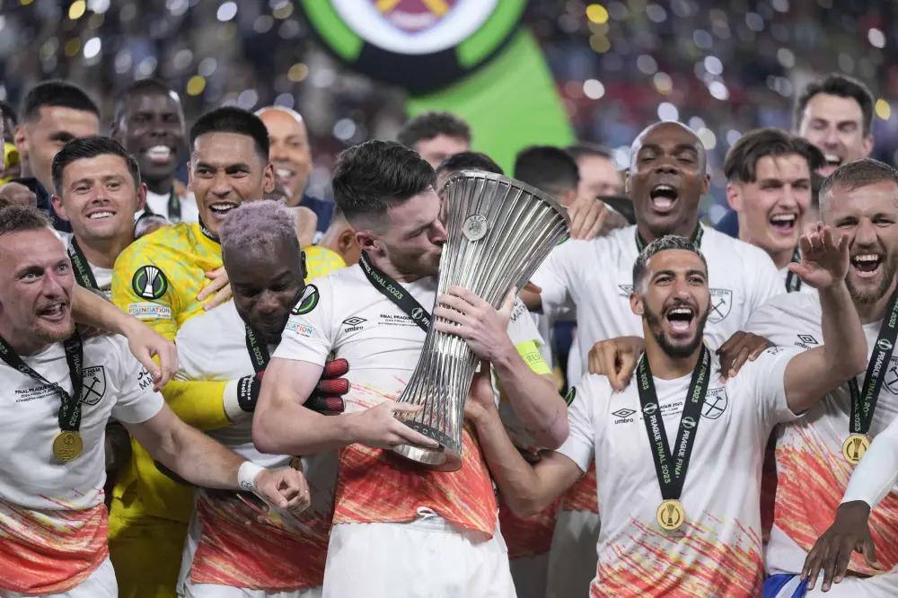 West Ham players celebrates with the trophy | AP
