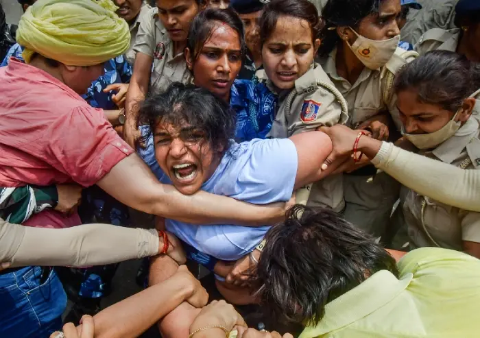 Security personnel detain wrestler Sakshi Malik during wrestlers' protest march towards new Parliament building | Photo: PTI