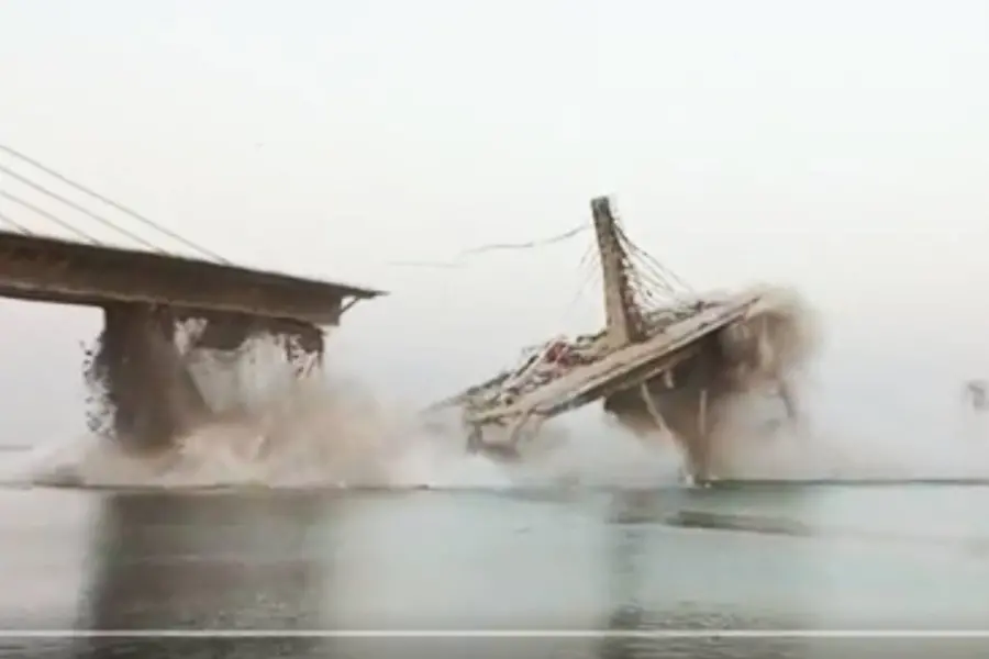 Bihar: Under Construction bridge collapses in Bhagalpur | Video ...