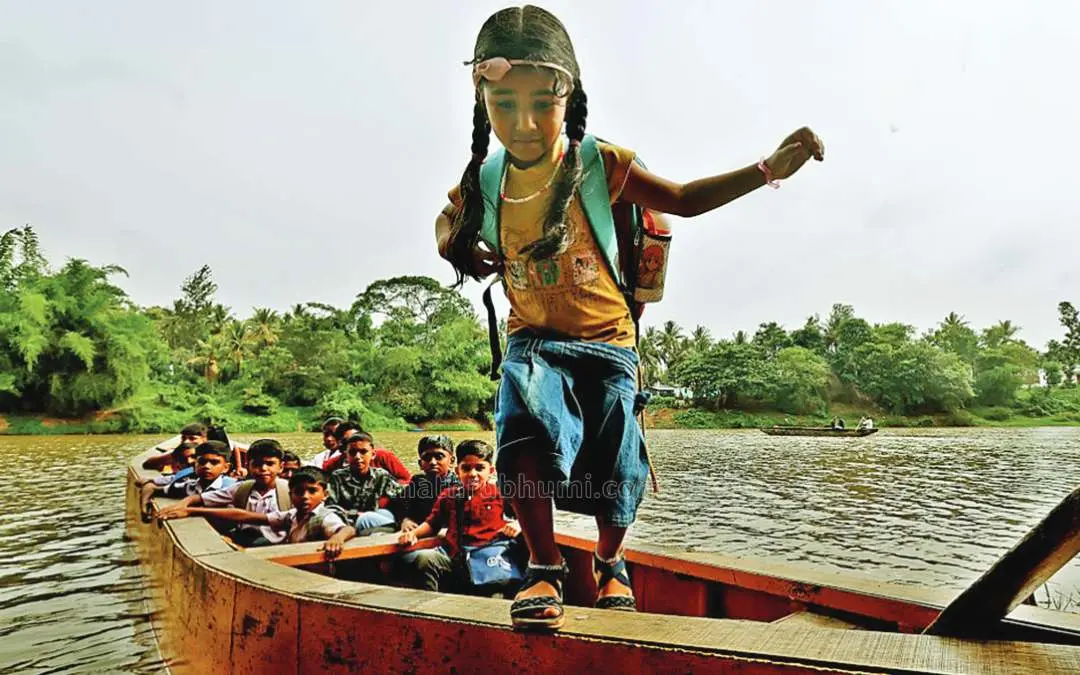 Students from Bairakuppa crossing Kabini river to attend Perikkalloor school | Photo: Mathrubhumi