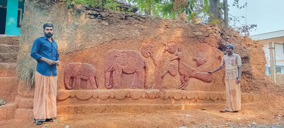 Sculpture on the roadside wall in Kodenchery Panchayat