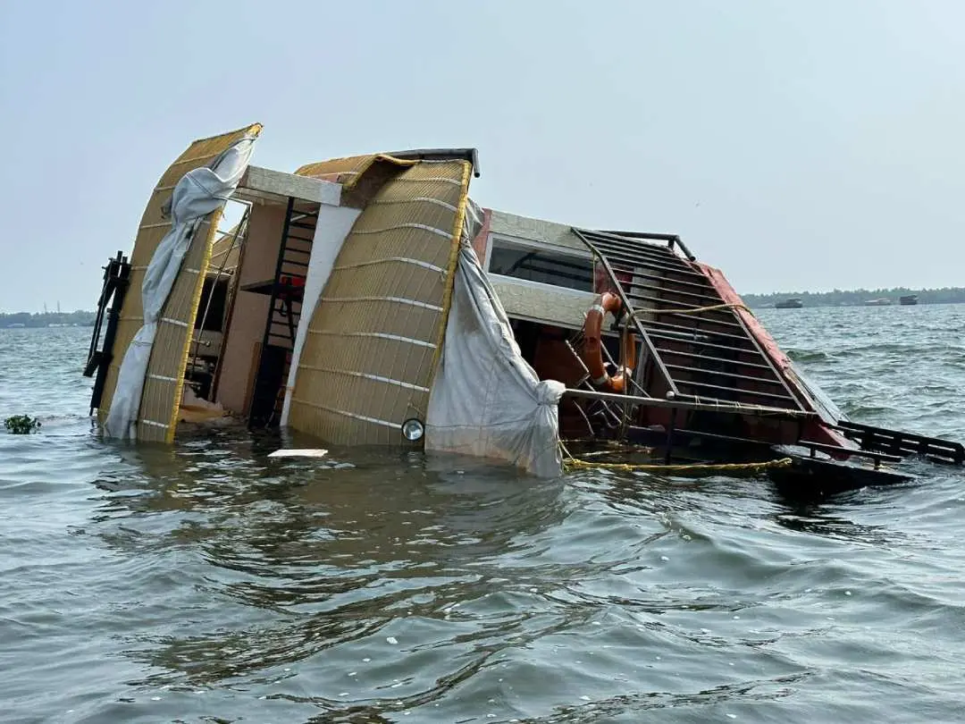 Houseboat sank in Vembanad lake