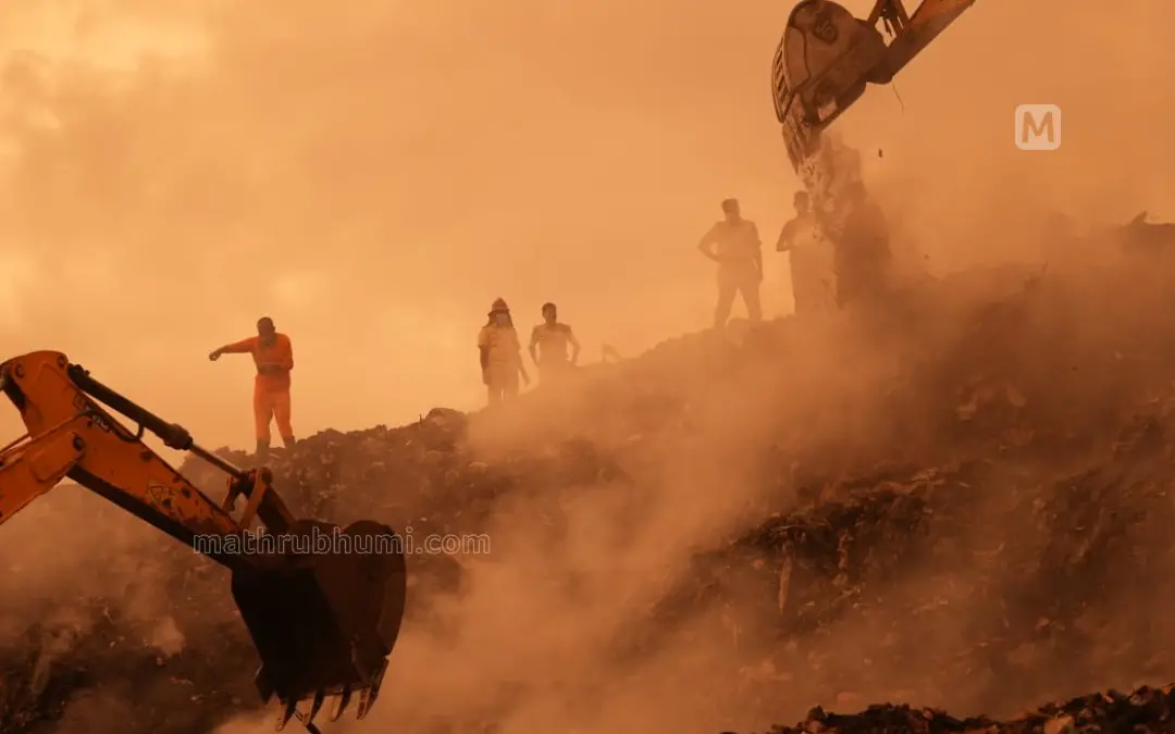 Firefighters at Brahmapuram plant in Kochi on March 26, Sunday | Photo: Mathrubhumi/Rahul GR