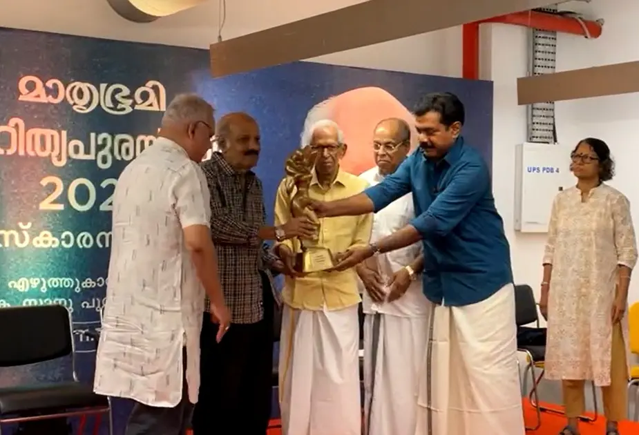 Dr MK Sanu presenting Mathrubhumi Literary award to writer Seth on Saturday. Mathrubhumi Managing Director MV Shreyams Kumar and Managing Director PV Chandran on the dais.