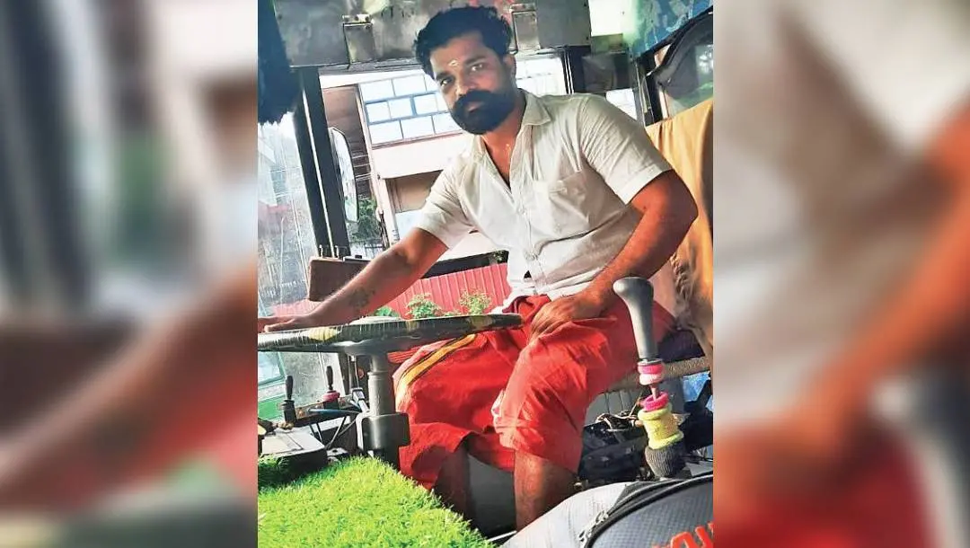 ബസിലെ ഡ്രൈവിങ്‌സീറ്റില്‍ ഹരീഷ് | ഫോട്ടോ: മാതൃഭൂമി
