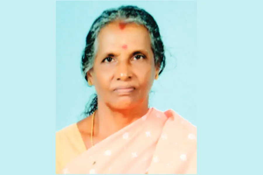 Woman bitten by Cobra which hid in a plastic cover hung on wall; dies