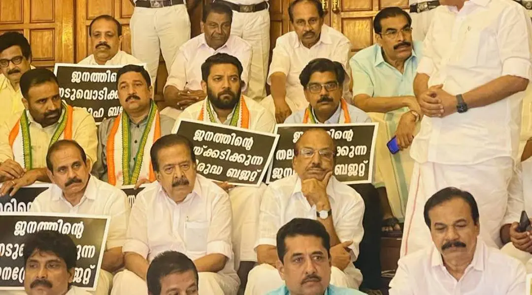 Congress MLAs protesting outside the Assembly building | Photo: facebook.com/shafiparambilmla