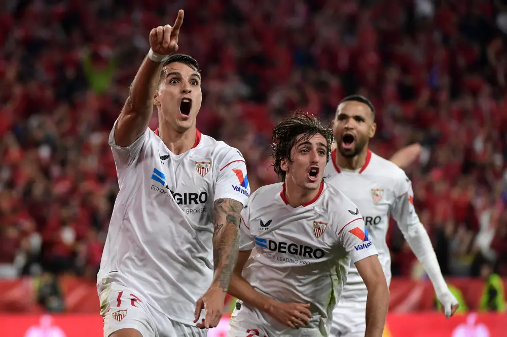 Erik Lamela (L) celebrates scoring his team's second goal | AFP