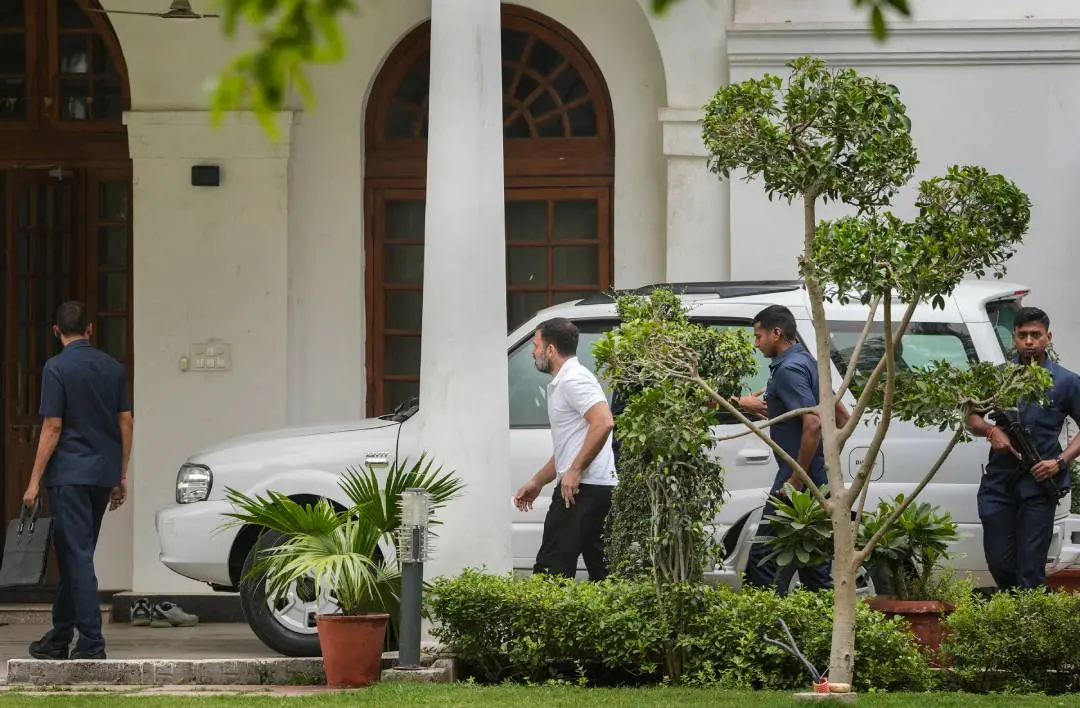 Congress leader Rahul Gandhi visits the reidence of party president Mallikarjun Kharge, in New Delhi, Tuesday, May 16, 2023 | Photo: PTI