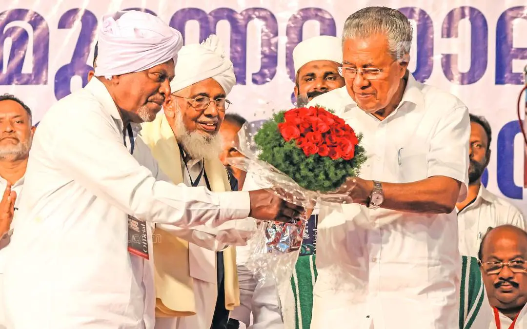 Thodiyoor Muhammad Kunju Maulavi welcomes Pinarayi Vijayan | Photo: Mathrubhumi