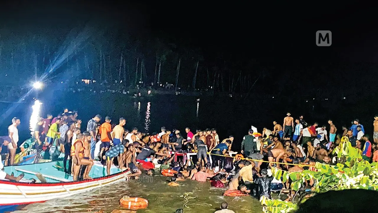 Rescue officials and locals pulling the capsized boat to the shore in Tanur | Photo: Mathrubhumi