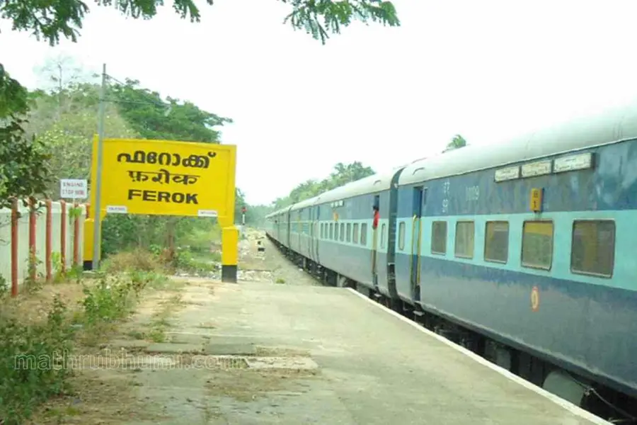 ഫറോക്കില് ട്രാക്കിലിറങ്ങി ട്രെയിന് തടഞ്ഞ് ബിഹാര് സ്വദേശി; ജോലിക്ക് കൂലി കിട്ടിയില്ലെന്ന് മൊഴി