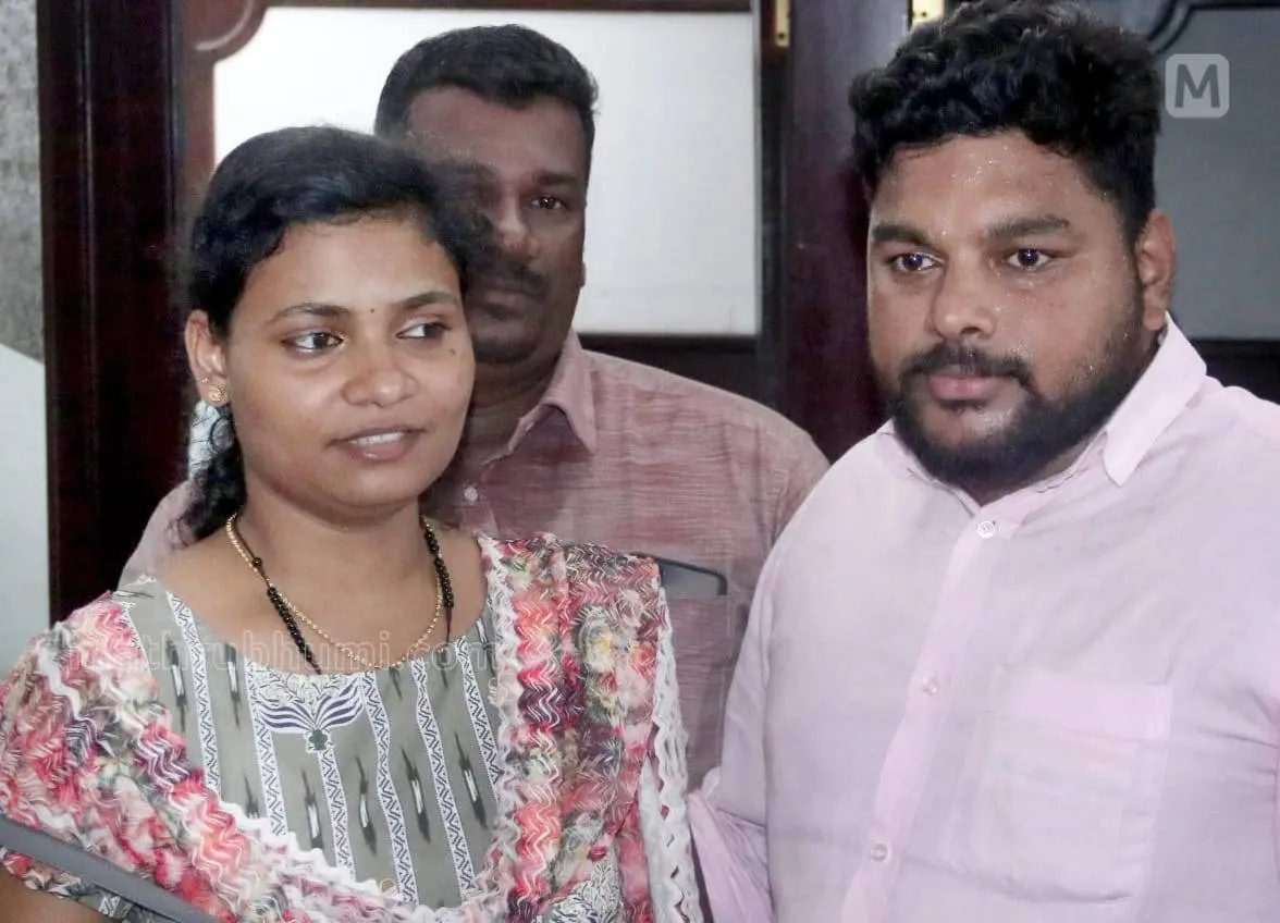 കോടഞ്ചേരിയില് മിശ്രവിവാഹിതരായ ജോയ്സ്നയും ഷെജിനും ഹൈക്കോടതിയില് ഹാജരായപ്പോള്. ഫോട്ടോ - വി.കെ. അജി\മാതൃഭൂമി