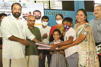 Kerala school students receive free handloom uniforms
