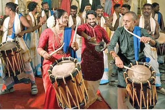 Newlywed couple’s shinkari melam awes spectators in Guruvayur