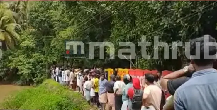 People gathered at the scene / Photo: Screengrab of Mathrubhumi news