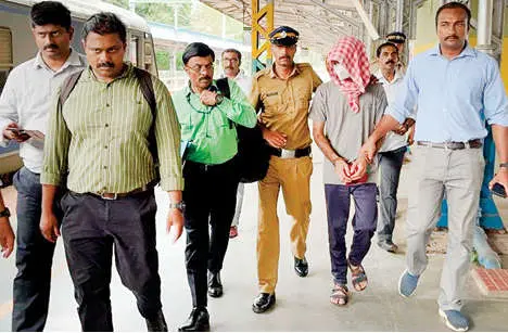 Sharukh Saifi being brought to Shornur railway station for investigation. Source: Mathrubhumi