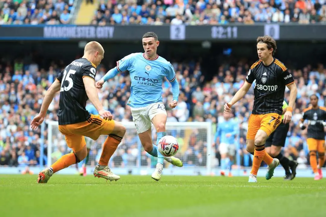 Manchester City's English midfielder Phil Foden fights for the ball with Leeds United's Danish defender Rasmus Kristensen | Photo: AFP