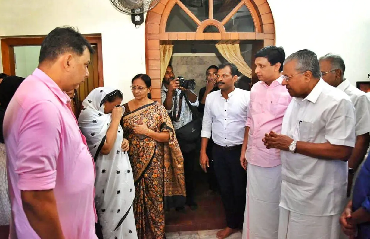 Pinarayi Vijayan consoling family members of Mamukkoya | Photo: Facebook/Pinarayi Vijayan