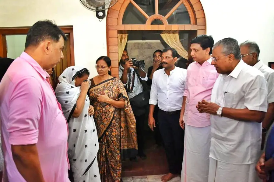 Pinarayi meets Mamukkoya’s family, offers condolences